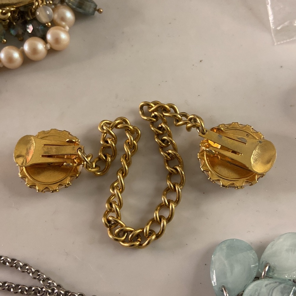 Sold 4-2025 Golden vintage collar clips w magazine print - Picture 3 of 7